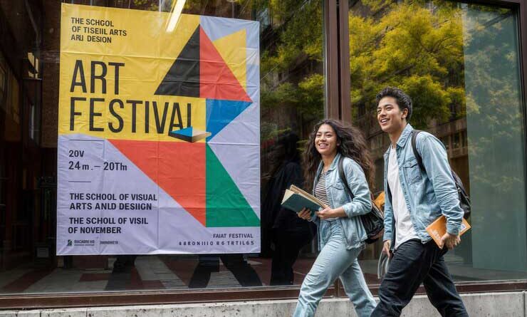 Ilustrasi desain dan cetak poster event di Online Print.