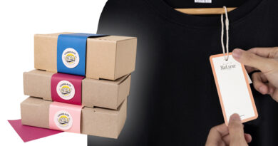 Ilustrasi perbandingan hang tag atau label stiker custom di onlineprint.co.id