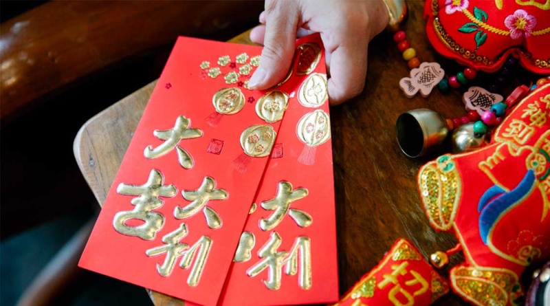 Ilustrasi souvenir imlek 2025 cetak di Online Print.