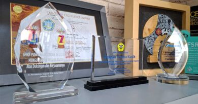 plakat wisuda modern estetik