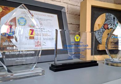 plakat wisuda modern estetik