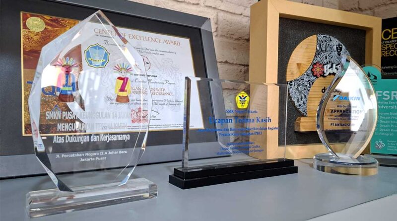 plakat wisuda modern estetik