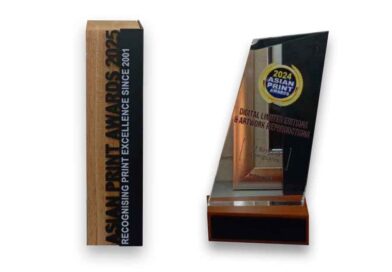 Plakat penghargaan akrilik dan kayu